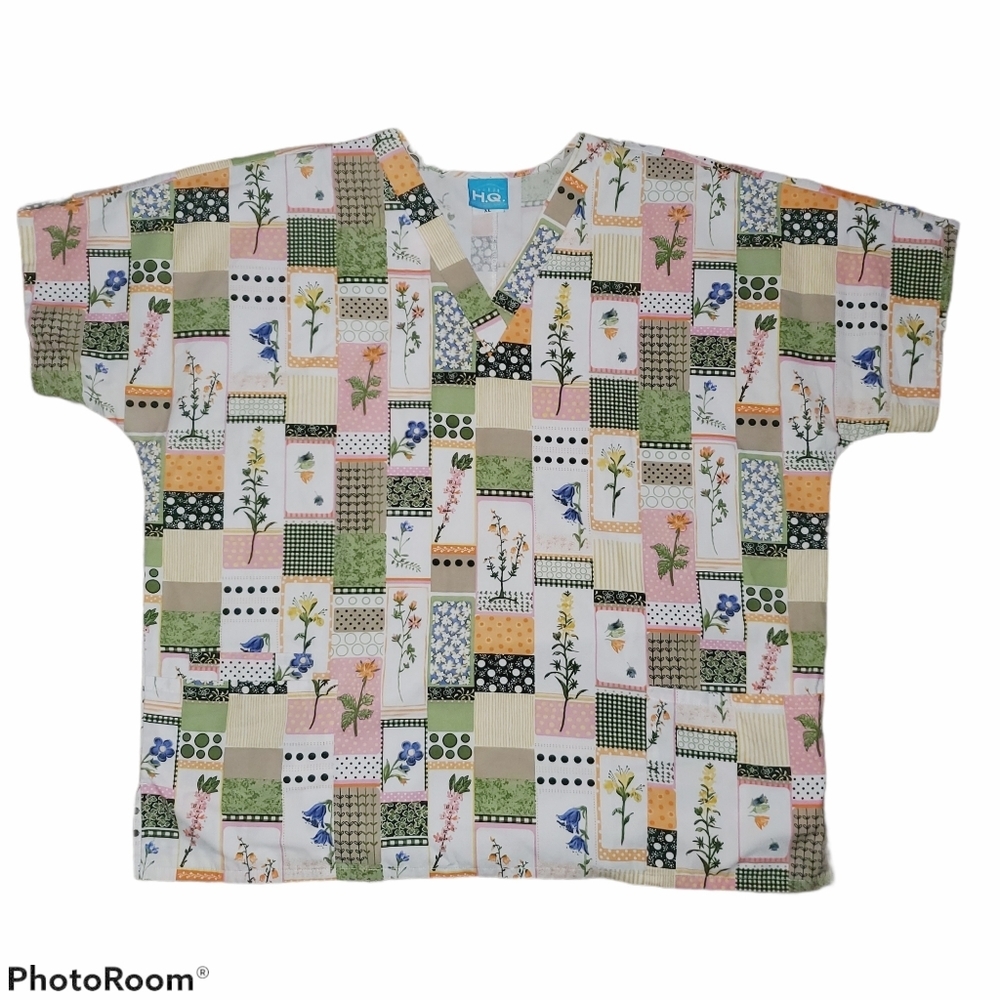 Scrub H.Q. V-Neck Short Sleeve Floral Quilt Design Scrub Top 426